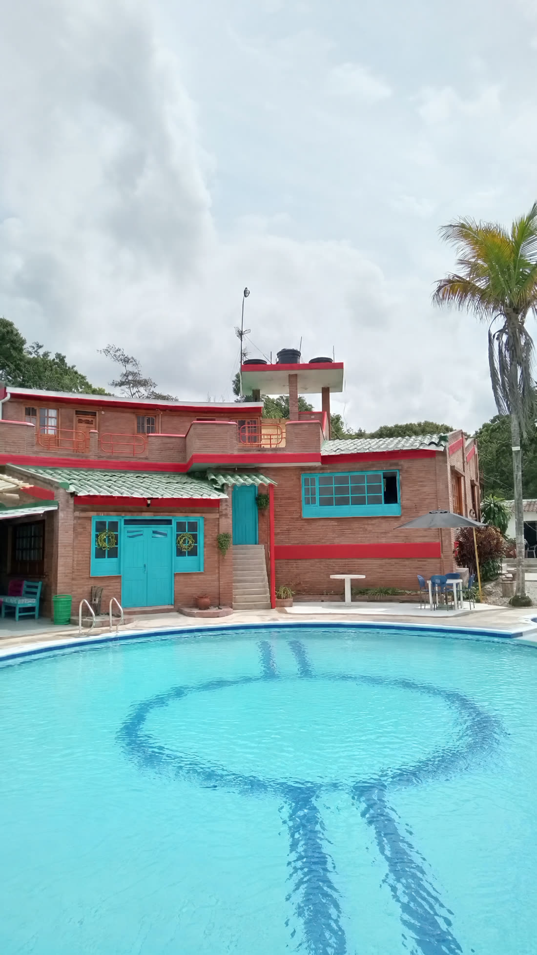 Fachada y zona de piscina restauradas del Hotel El Bohío
