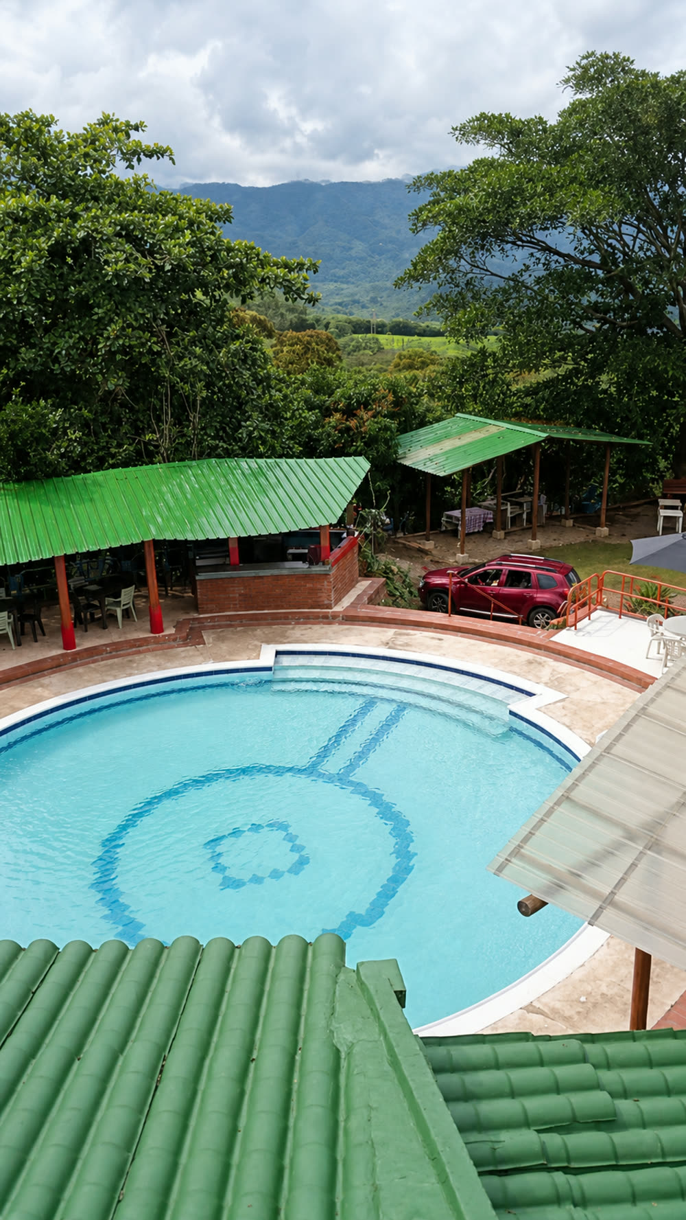 Zonas verdes y pérgolas del Hotel El Bohío junto al restaurante de leña